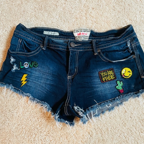 Beautiful low waist Jean shorts. Perfect for the summer.. - Picture 3 of 4